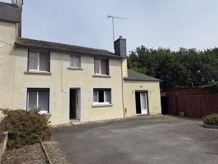 maison dans le bourg de plumieux