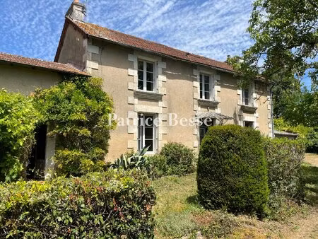 à 15 min de poitiers et à 10 min du futuroscope  une maison de village avec jardin  à...