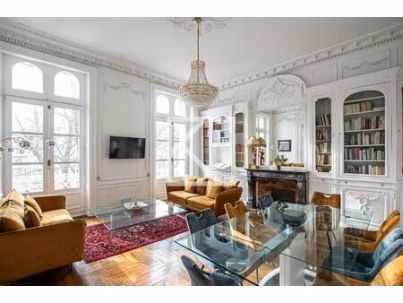 bel appartement haussmanien avec garage  rénové  à 2 pas du c