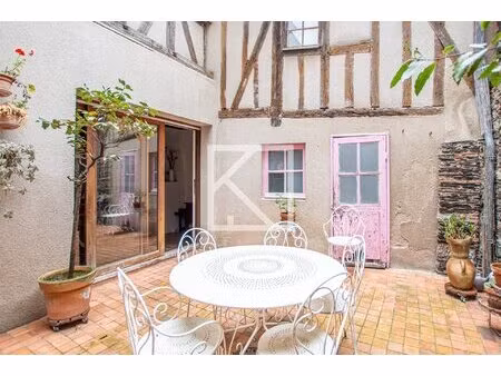maison du xve avec cour intérieure  au coeur de la cité angevi