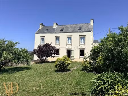 grande maison de 1935 en pierre avec jolie vue sur l'entrée du port d'audierne