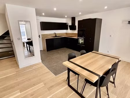 maison de ville entièrement rénovée 3 chambres  terrasse et parking à vergèze