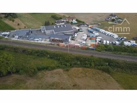complexe immobilier avec trois bâtiments et surface de stockage