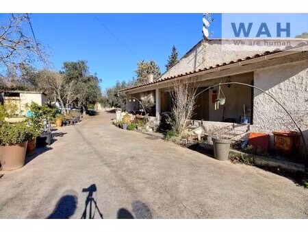 maisons 4 p de plain pied avec une dépendance sur une parcelle de 2210 m2 à nîmes...