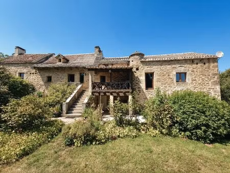 belle et grande bâtisse dans un hameau.