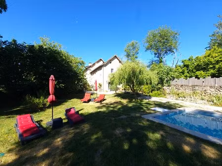 belle maison en pierres dans un hameau calme