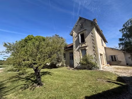 grande maison de caractère à rénover entièrement  située dans un cadre paisible