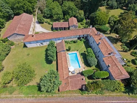 superbe manoir avec piscine et dépendances !