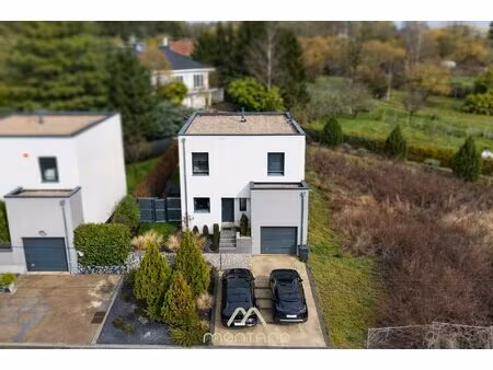 propriété moderne avec piscine chauffée