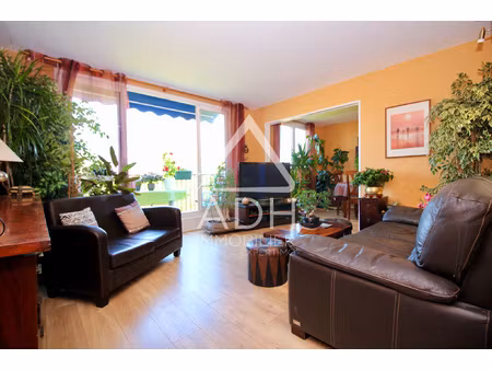 a vendre a neauphle le chateau appartement 6 pièces / 4 cham