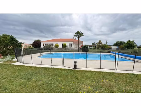 villa avec pisicne
