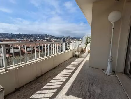 nice carre d'or 2 pieces terrasse dernier etage