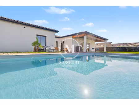 maison récente avec piscine chauffée