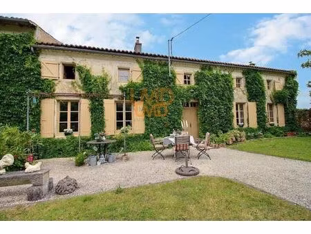 maison de charme avec piscine et dépendances – 218 m² – (17400)