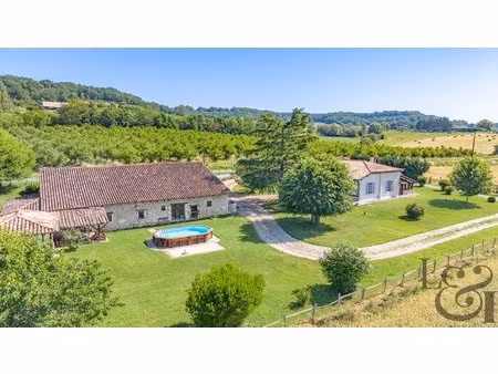 maison en pierre avec grange à sainte-livrade-sur-lot