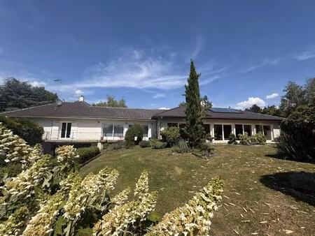 propriété d'exception avec espace bien-être et piscine intérieure au cœur d'un parc arboré