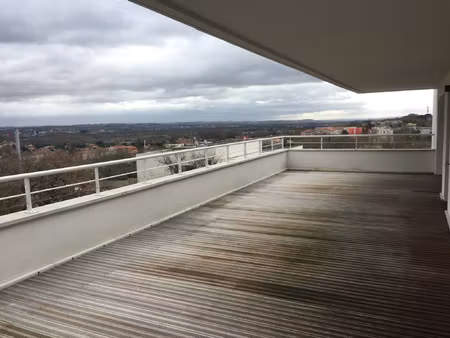 à louer spacieux appartement t4 avec balcon et double stat