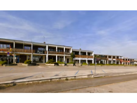 local tout commerce avec bonne visibilité climatisé de 117 m² en très bon état.