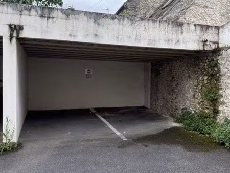 a louer - 2 places de parking couvertes