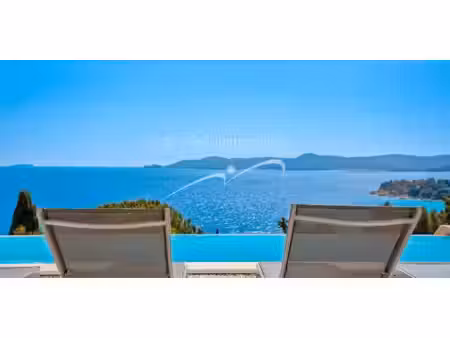 villa avec piscine en bord de mer le lavandou (83)