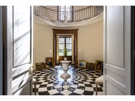 château chargé d'histoire dans son parc de 1ha