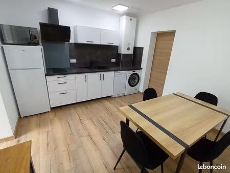 t2 rénové de 38 m² (dpe : c et a) situé entre le quartier d’affaire et la cité administrat