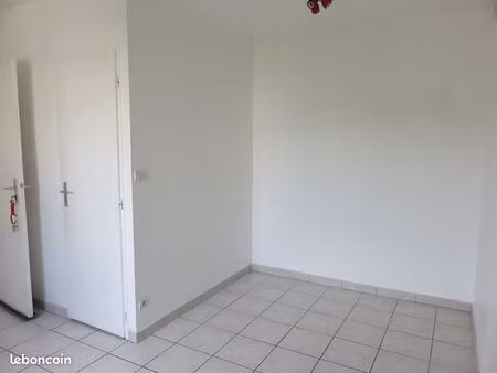 studio proche lisa/coulomb libre pour étudiant