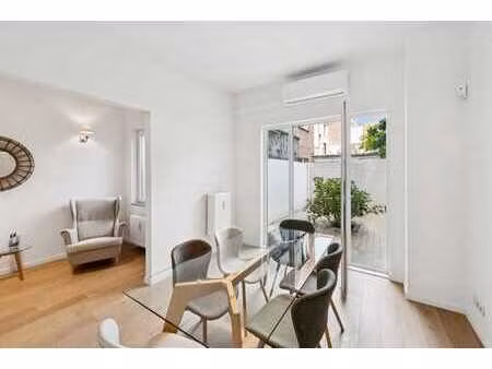 rez-de-chaussée de ± 67 m² avec cour privative