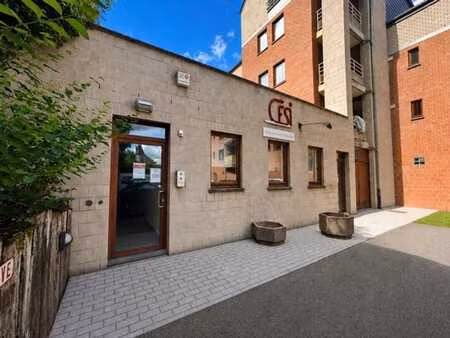 surface de 130m2 avec double accès et parking