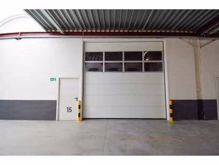 unité pme avec porte sectionnelle