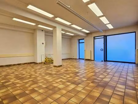 grand espace ouvert idéal pour des bureaux