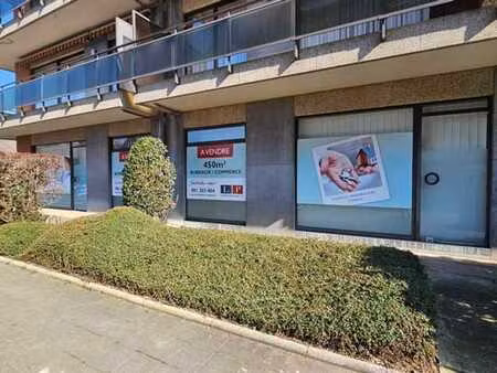 grand espace ouvert idéal pour des bureaux