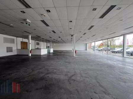 uitstekend gelegen showroom van 726 m² nabij de e17