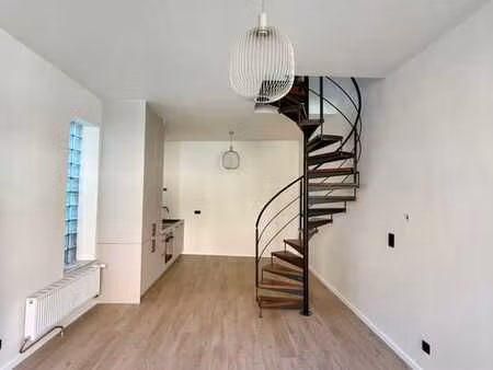 belle maison dans un clos privé du centre de mons