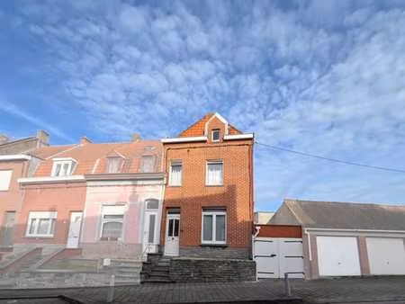 maison 3 façades avec 3 chambres  un bureau et jardin. libre