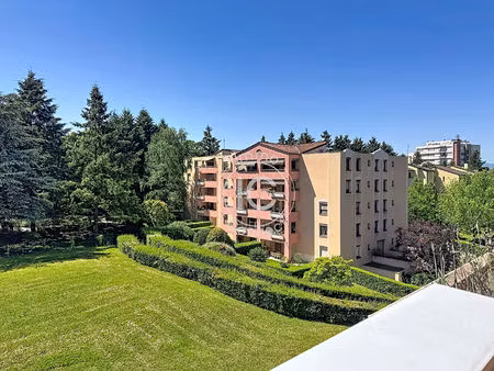 appartement rénové avec terrasse - résidence familiale avec parc et tennis
