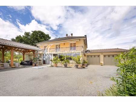 maison 3 chambres avec double garage et dépendances