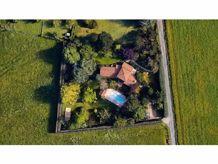 maison familiale rare  avec vaste parc arboré et piscine