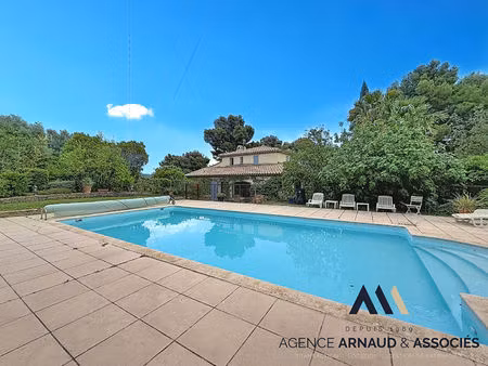 belle propriété familiale avec piscine sur vaste terrain arboré