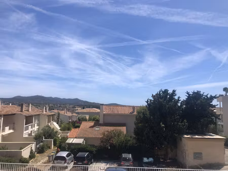 studio rénové dans résidence fermée