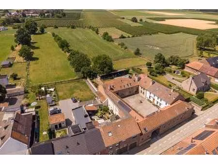 ferme à cour unique sur plus de 2 ha