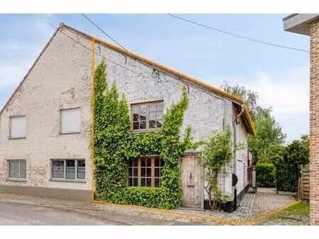 une maison de charme idéalement située dans un cadre vert
