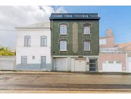 immeuble de rapport (5 unités) et 2 garages au centre de hal