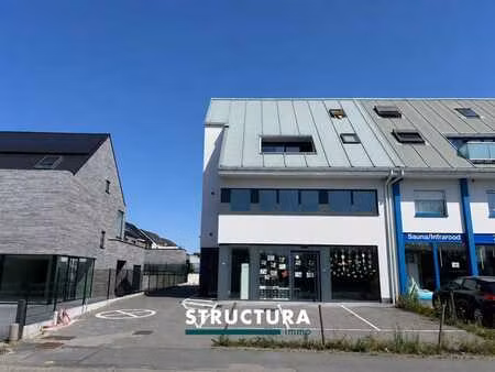 espace de bureaux récent situé commercialement avec parking