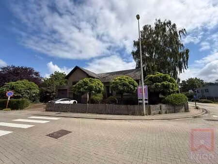 ruime woning met tuin  2 grote garages en kelder op 688m²!
