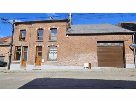 chouette maison avec grand garage et jardin