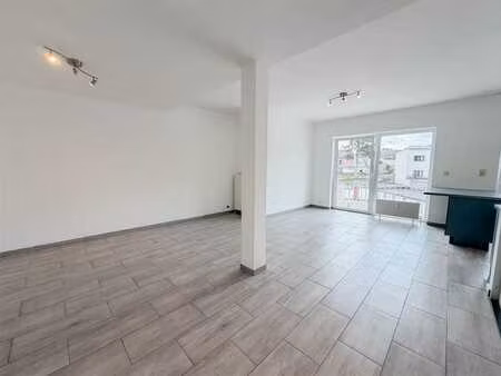 appartement rénové 2 ch avec ascenseur et balcon