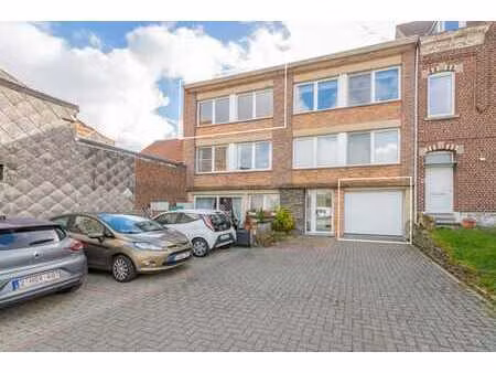 appartement à potentiel  2 chambres et parking à hal