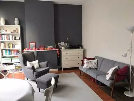 studio lumineux situé au 1er étage