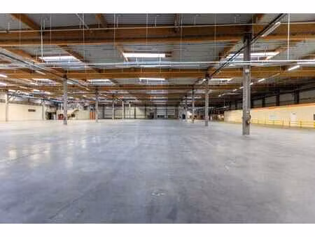 +- 7.240 m² d'entrepôt avec 11 quais et +-825 m² de bureaux